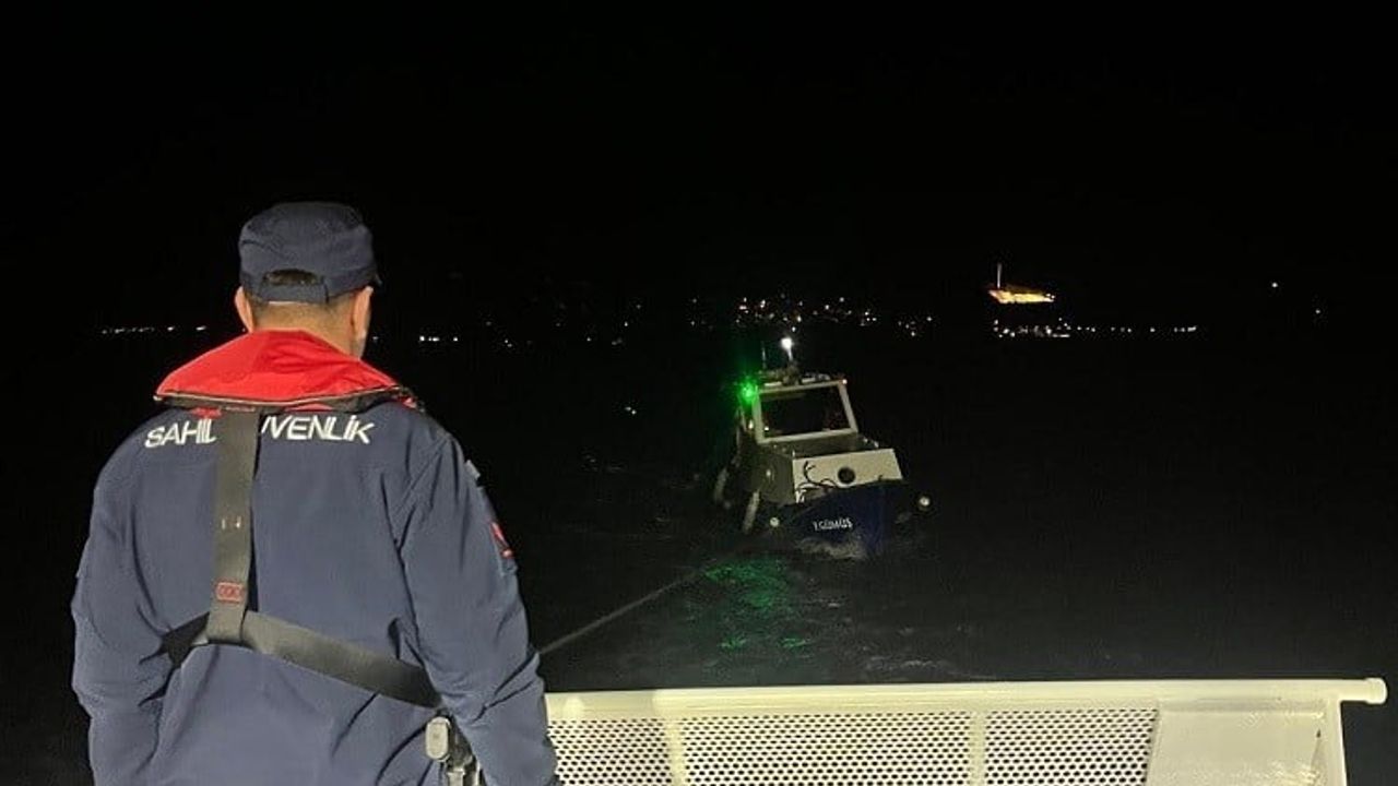 Çanakkale Boğazı'nda Motor Arızası Yapan Tekne Kurtarıldı: 3 Kişi Güvende