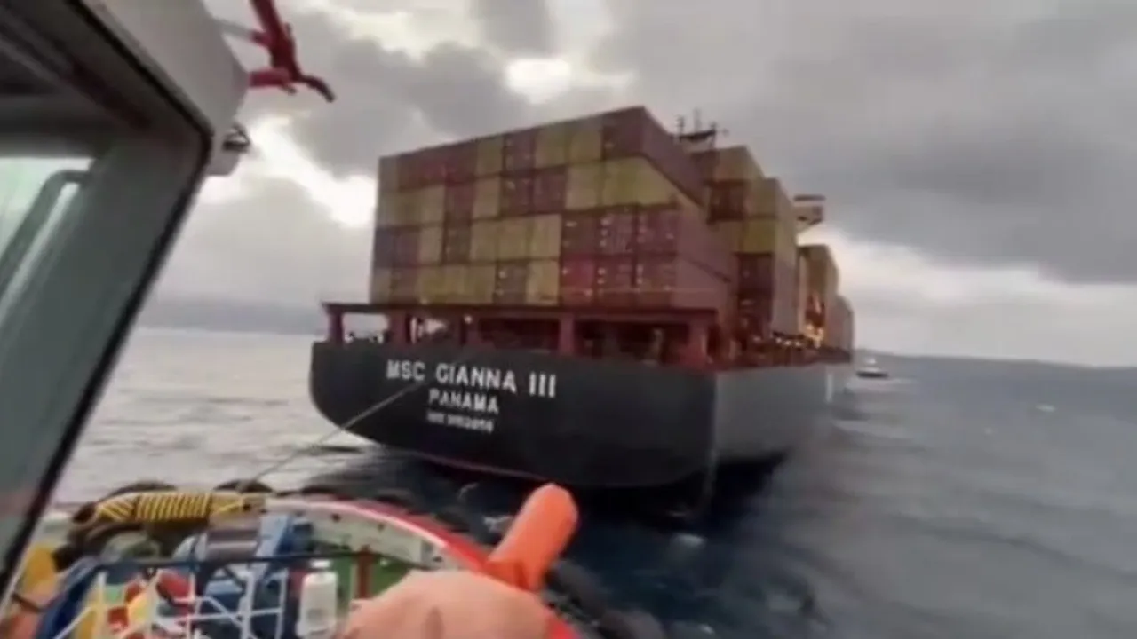 Çanakkale Boğazı'nda 'MSC GIANNA III' konteyner gemisi makine arızası sonrası Karanlık Liman'a demirledi