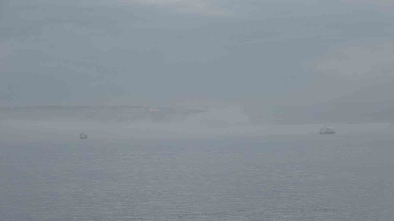 Çanakkale Boğazı'nda Yoğun Sis Nedeniyle Transit Gemi Geçişleri Çift Yönlü Kapatıldı