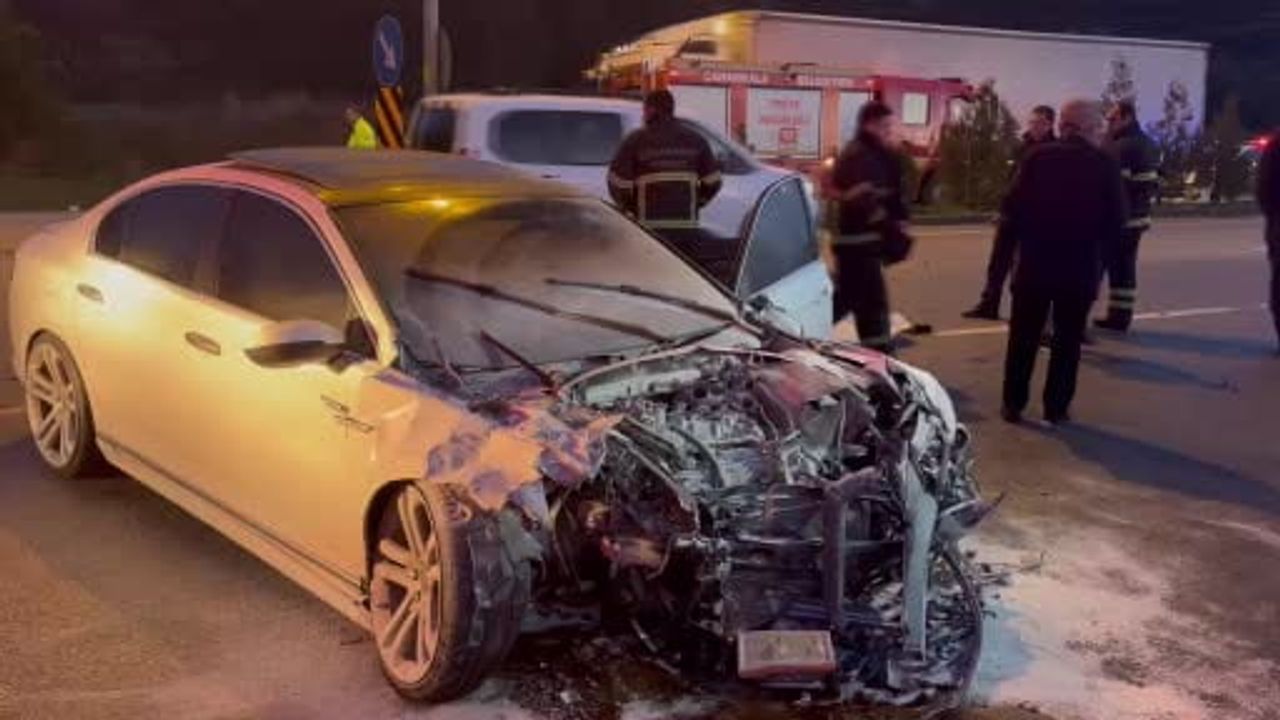 Çanakkale'de Güzelyalı Kavşağında İki Otomobil Çarpıştı: 2'si Ağır, 5 Yaralı