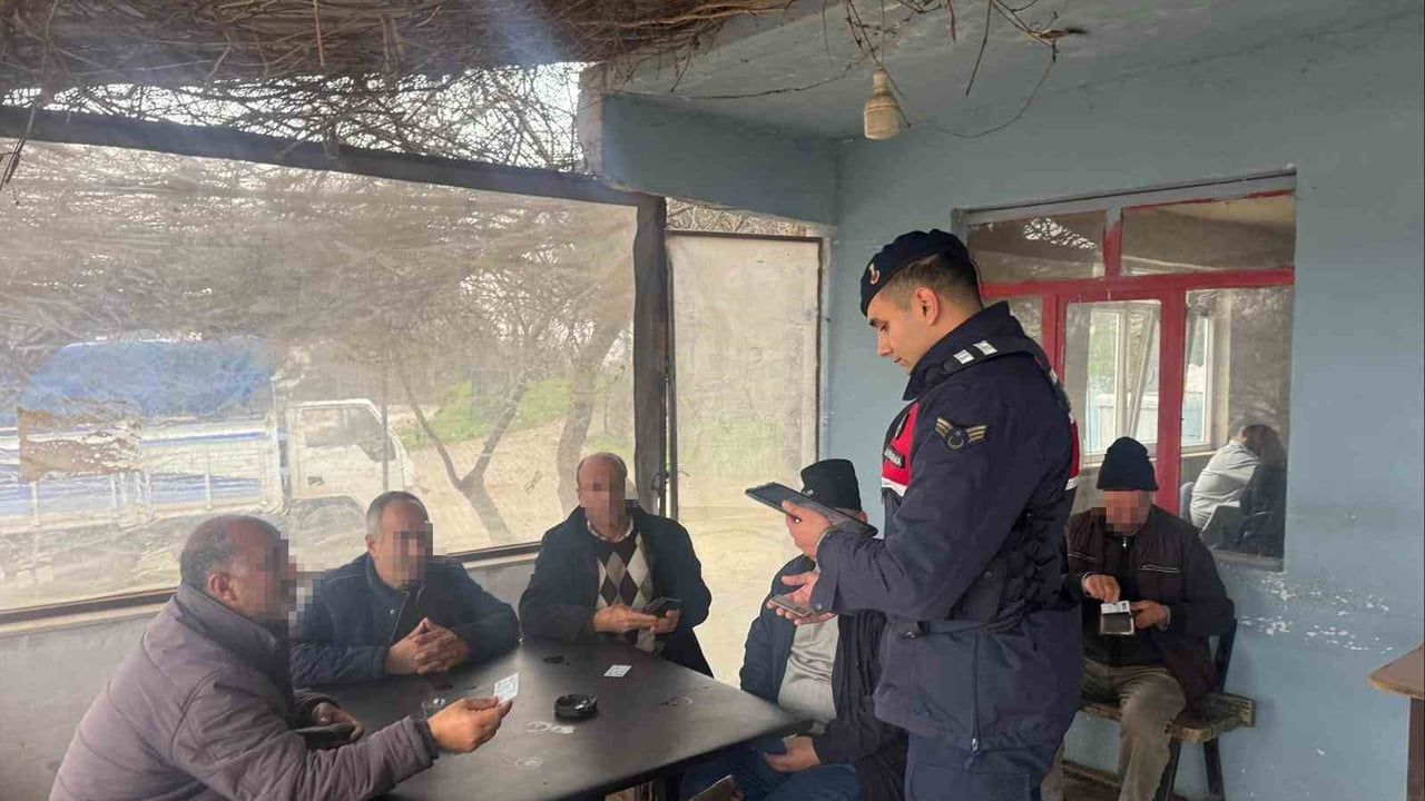 Çanakkale'de 'Huzurlu Sokaklar' uygulaması: 22 şüpheli yakalandı, 21 araç trafikten men edildi