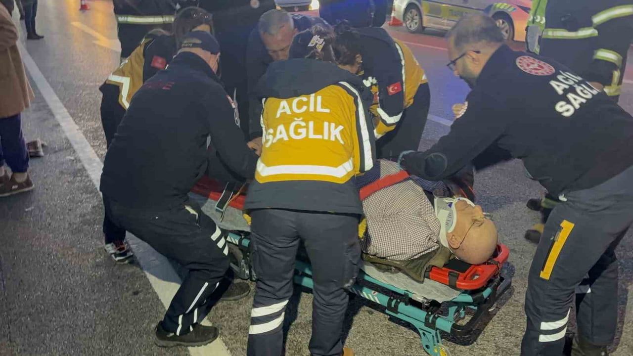 Çanakkale'de kavşakta iki otomobil çarpıştı: 5 kişi yaralandı