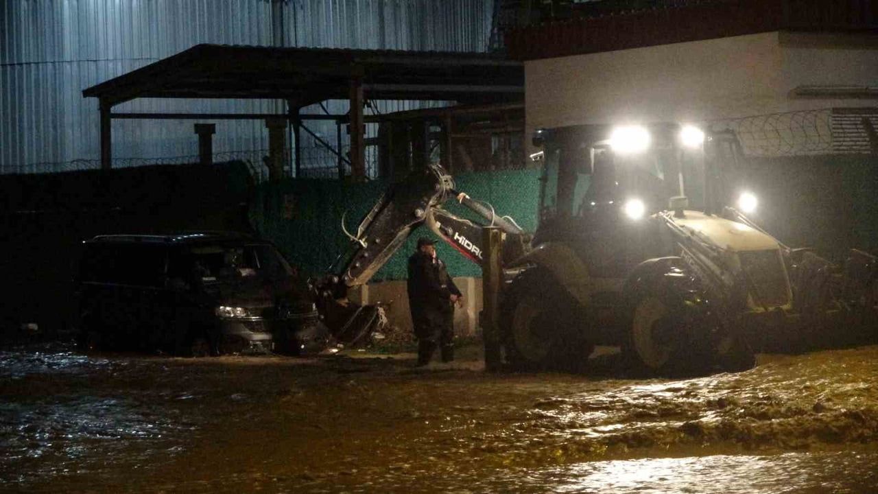 Çanakkale'de Kepez Çayı Taştı: Sağanakta Mahsur Kalan Araç İş Makinası ile Kurtarıldı