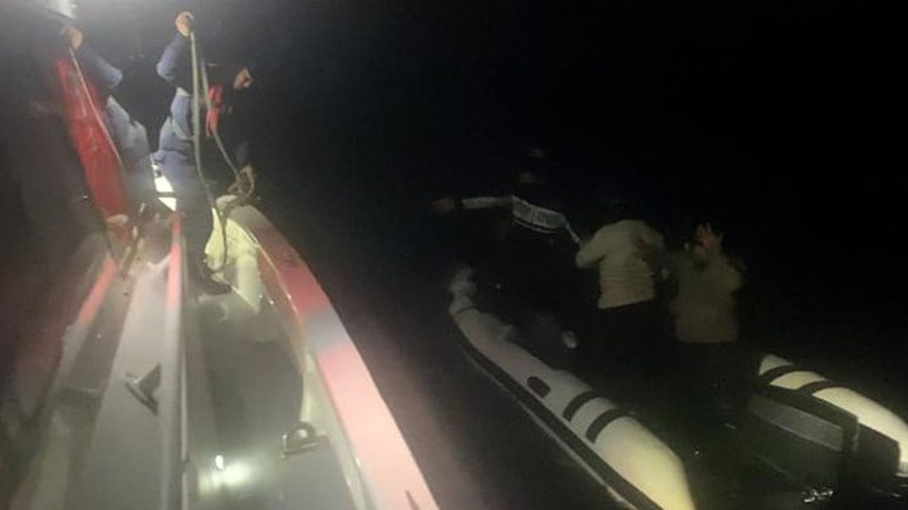 Çanakkale'de motor arızasıyla sürüklenen lastik bottaki 8 kaçak göçmen kurtarıldı