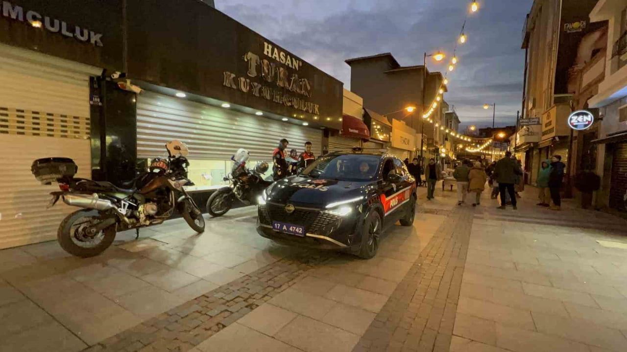 Çanakkale'de müşterilerinin altın ve paralarını ödeyemeyen kuyumcunun dükkanında bilirkişi incelemesi