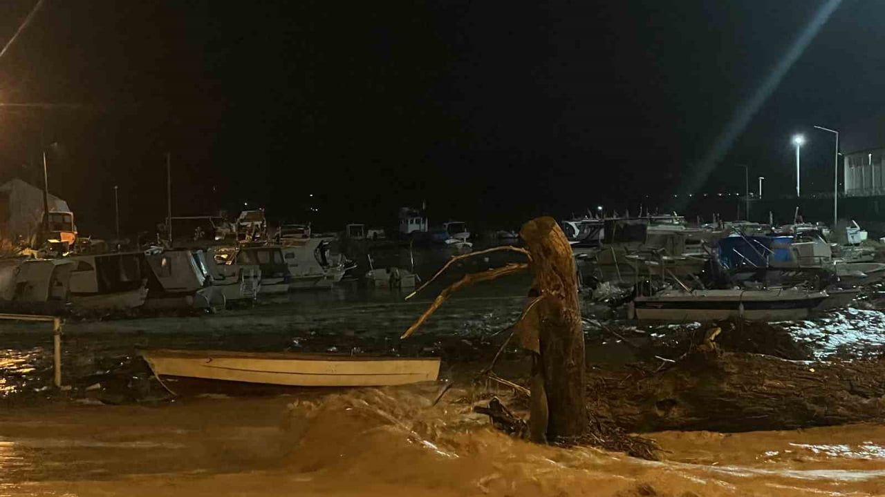 Çanakkale'de sağanak: Kepez Çayı taştı, Dardanos ve Güzelyalı sahil yolu trafiğe kapandı