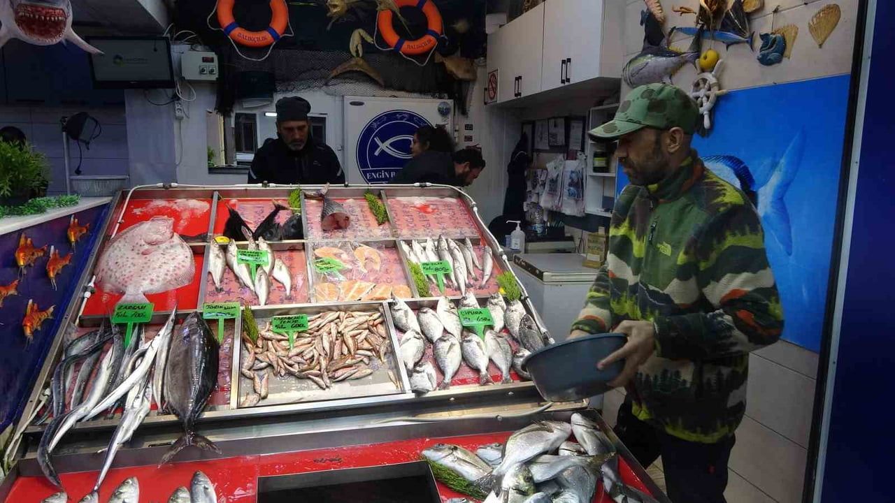 Çanakkale'de torik tezgahlara geç geldi, kilosu 700 liradan satılıyor