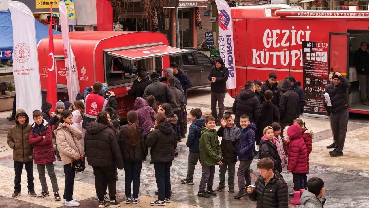 Çanakkale Savaşları Mobil Müzesi Sındırgı’da: Öğrenci ve Vatandaşlardan Yoğun İlgi