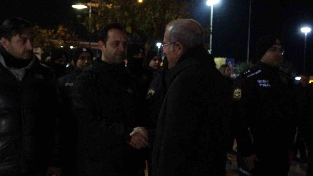 Çanakkale Valisi Toraman, yılbaşı nöbetindeki polis, jandarma ve sahil güvenlik ekiplerini ziyaret etti