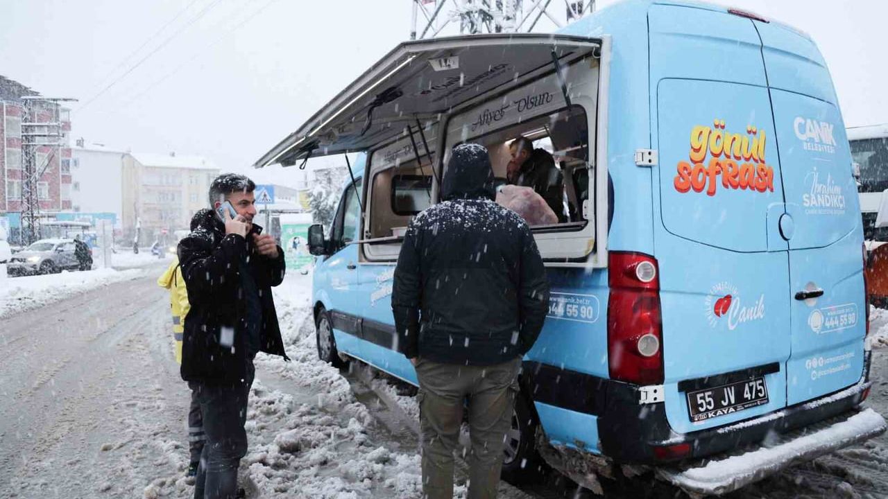 Canik Belediye Başkanı İbrahim Sandıkçı: Karla mücadele çalışmalarını sahada koordine ediyor