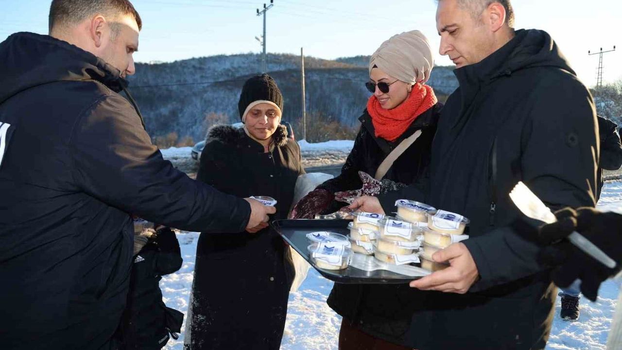 Canik’te karla mücadele devam ediyor; belediye yolları açık tutup vatandaşlara sıcak ikramlar sundu