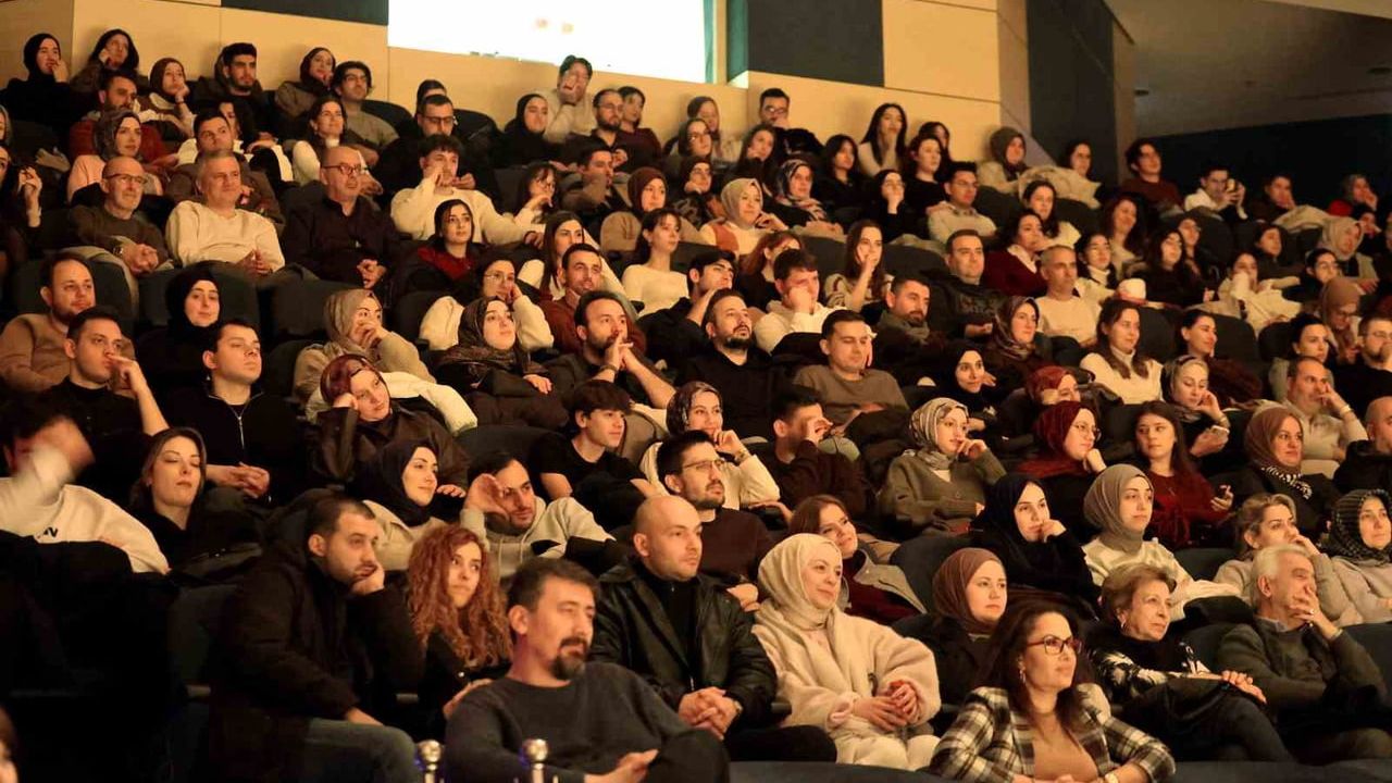 Carmen tiyatrosu Sakarya'da sahnelendi: Us'ta Çırak Tiyatrosu SAÜ'de izleyiciyle buluştu