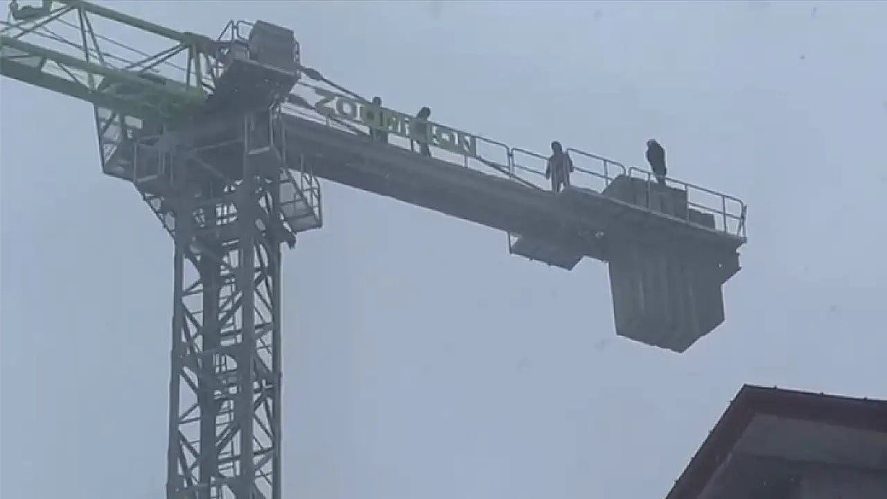 Çarşamba'da işçiler, maaş alamadıkları iddiasıyla toplu konut şantiyesindeki kule vince çıktı