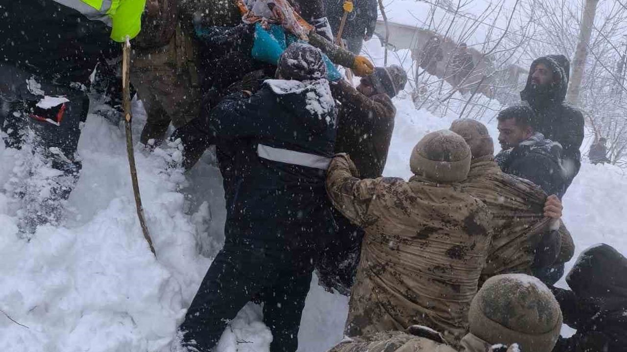 Çatak'ta çığın altında kalan kadın kurtarıldı