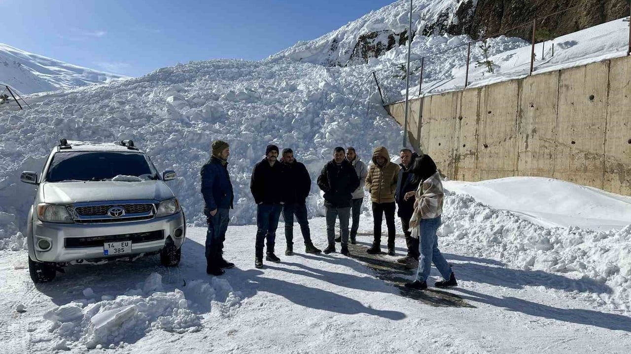 Çatak'ta iki ayrı çığ: Adnan Menderes Mahallesi'nde araç hasar gördü, can kaybı yok