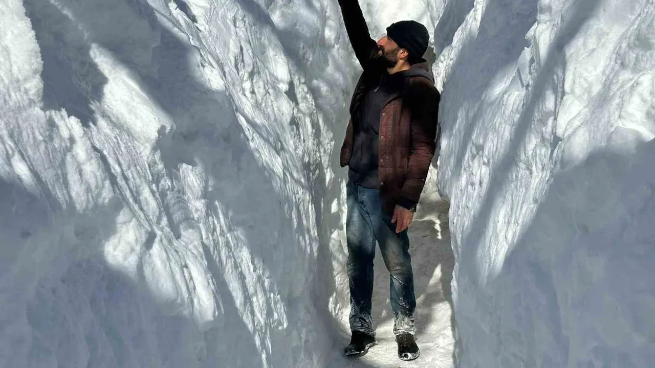 Çatak’ta kar altında yaşam: Köylüler kardan açtıkları tünellerle evlere ve ahırlara ulaşıyor