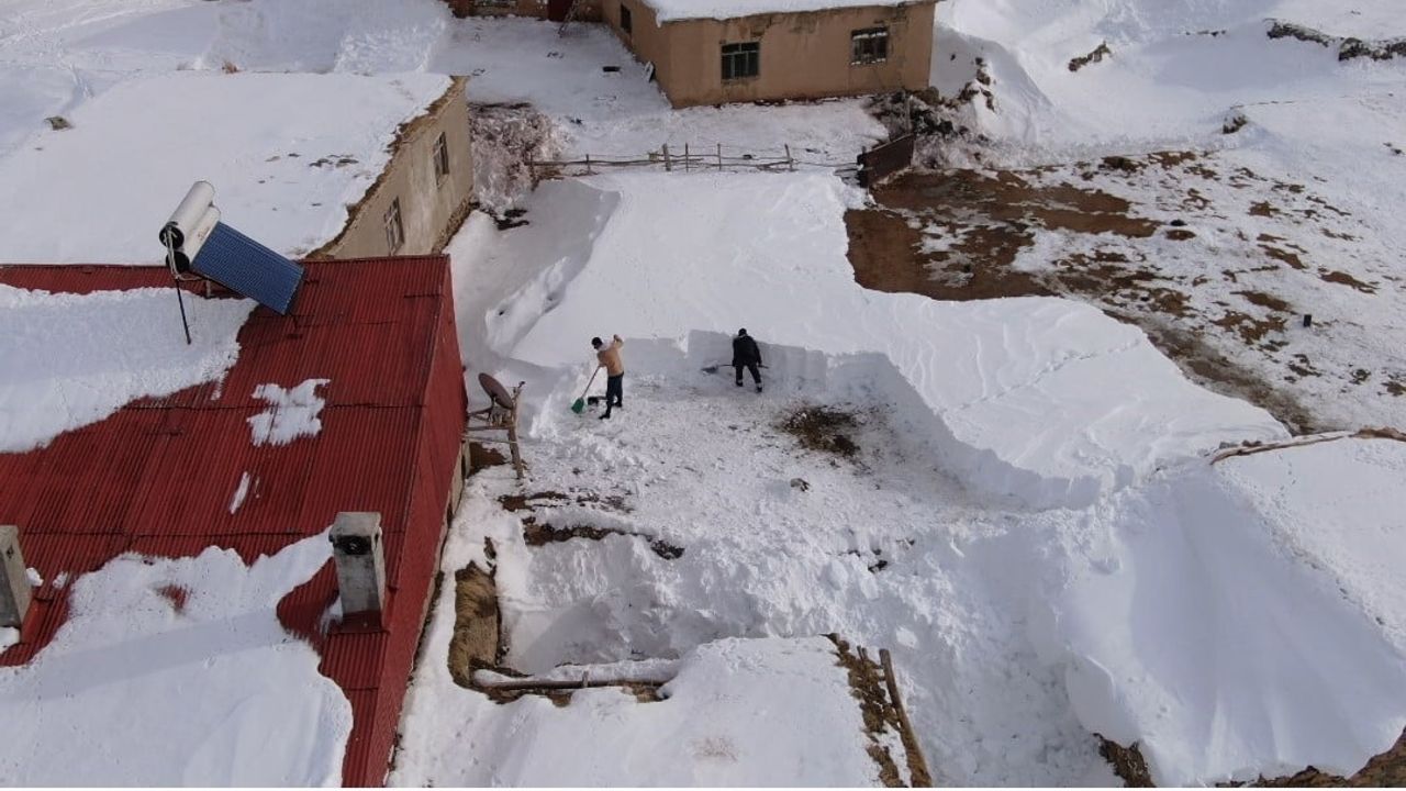 Çatak’ta kar mesaisi: Vatandaşlar damlardaki karı temizliyor