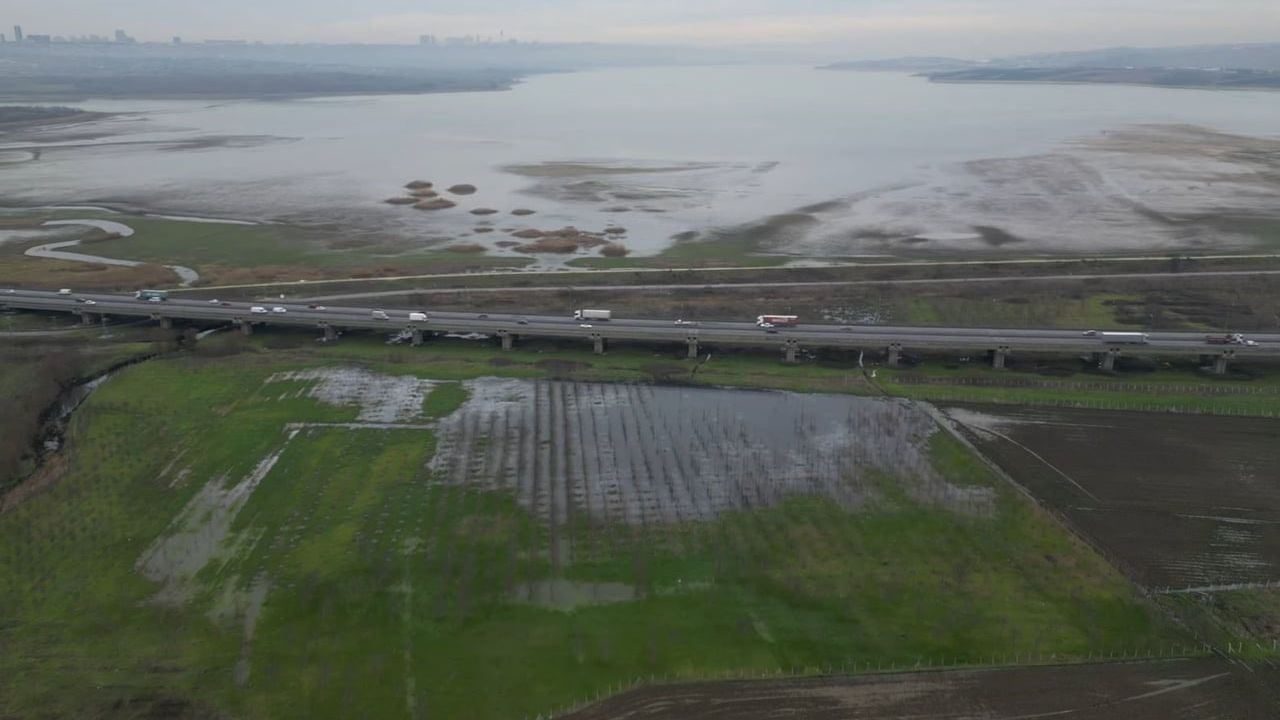 Çatalca'da İSKİ atık su hattı arızası tarım arazilerini etkiledi; iddiaya göre Büyükçekmece Barajı'na döküldü