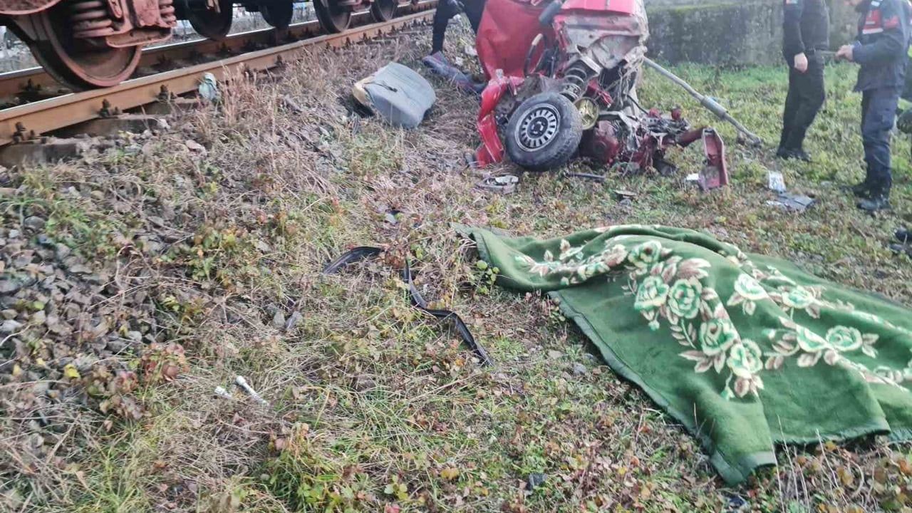 Çaycuma'da hemzemin geçitte yük treninin otomobile çarpması sonucu 1 kişi hayatını kaybetti