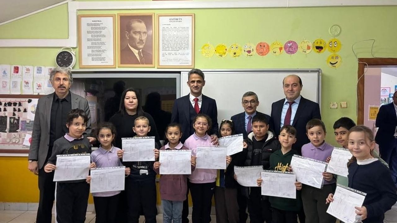 Çaycuma’da Kaymakam Adem Kaya öğrencilere karnelerini takdim etti