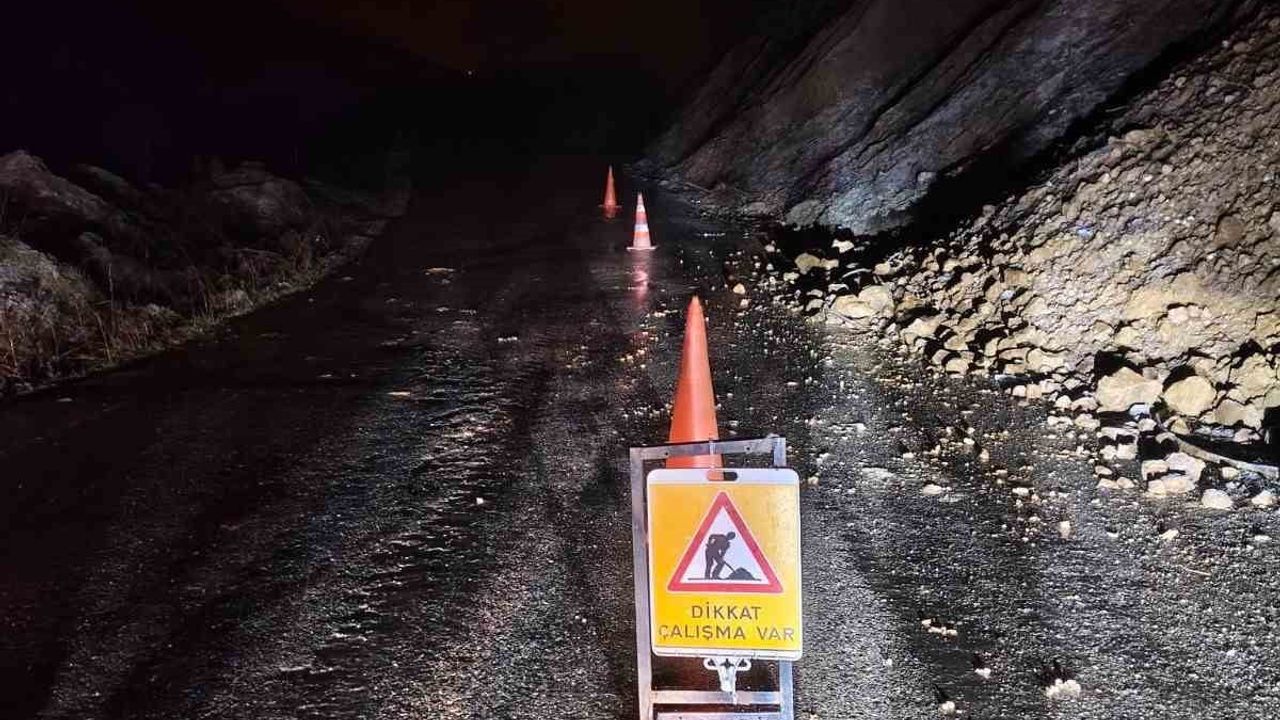Çaycuma Dereköseler'de heyelan ulaşımı durdurdu; yol iş makineleriyle açıldı