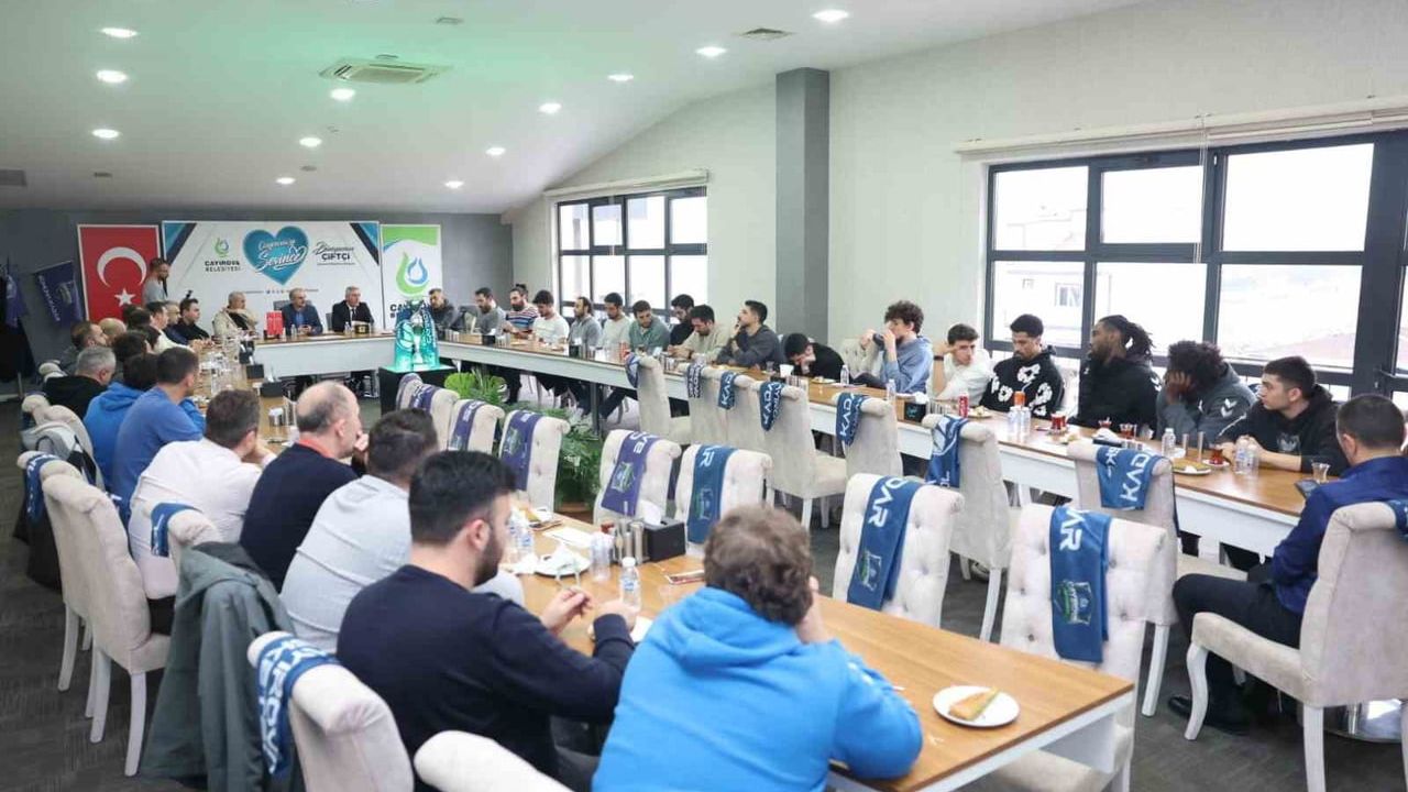 Çayırova Belediye Başkanı Bünyamin Çiftçi, Federasyon Kupası'nı kazanan basketbol takımıyla buluştu