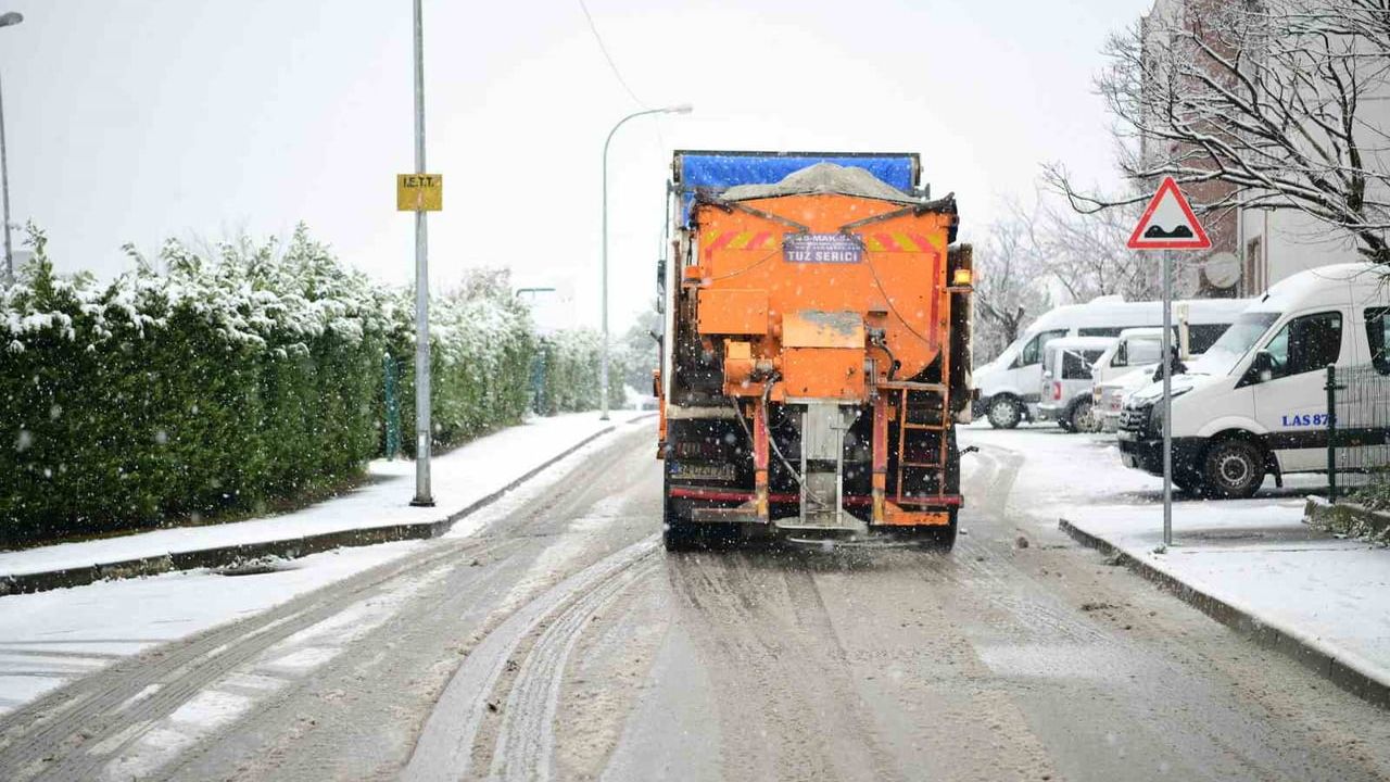Çayırova'da karla mücadele sürüyor: Belediye ekipleri 7/24 sahada