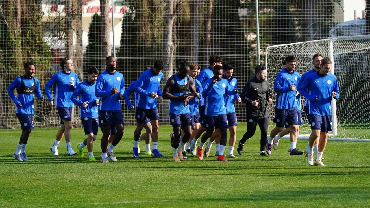 Çaykur Rizespor 2. devre hazırlıklarını Serik kampında sürdürüyor