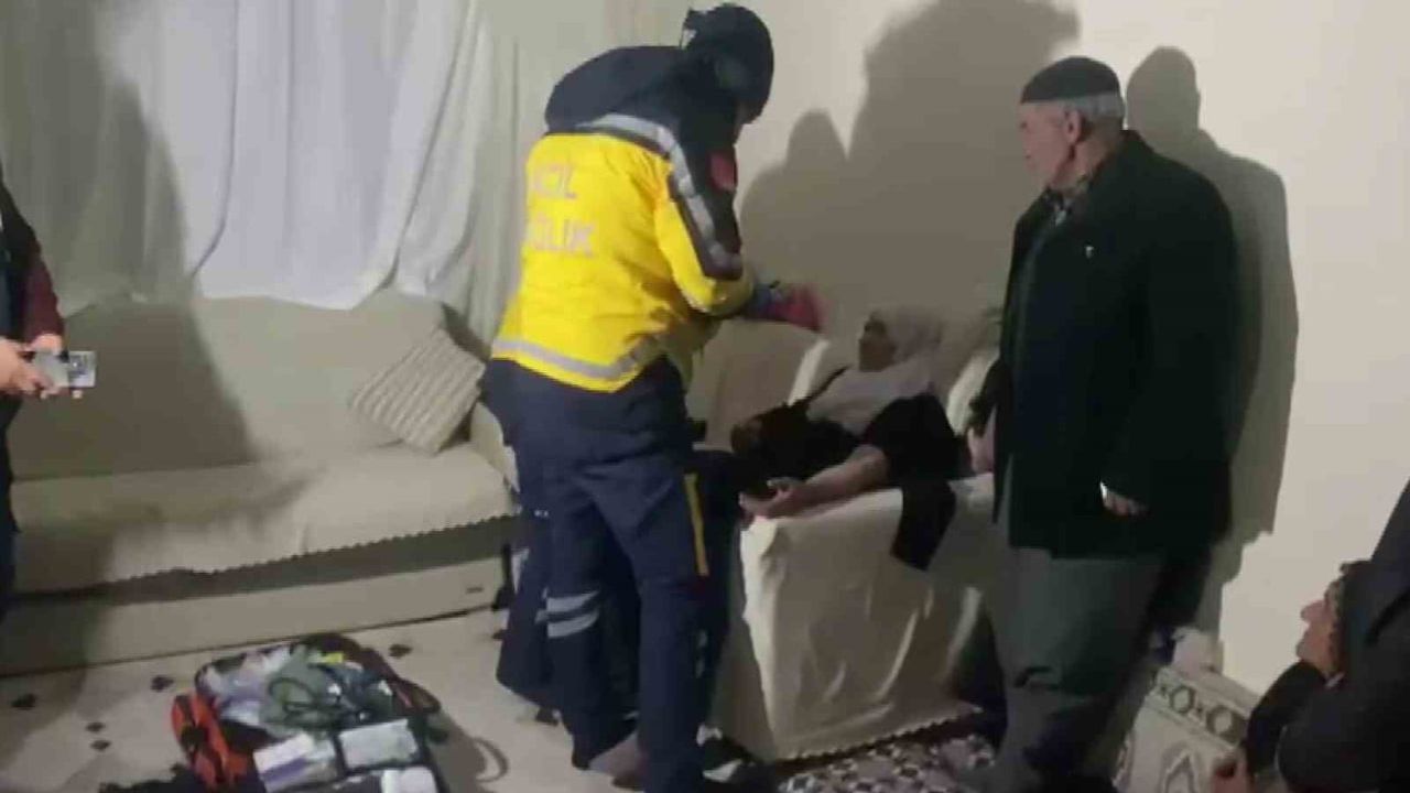 Çelikhan'da tipi nedeniyle kapalı yol açıldı, 61 yaşındaki hasta hastaneye sevk edildi