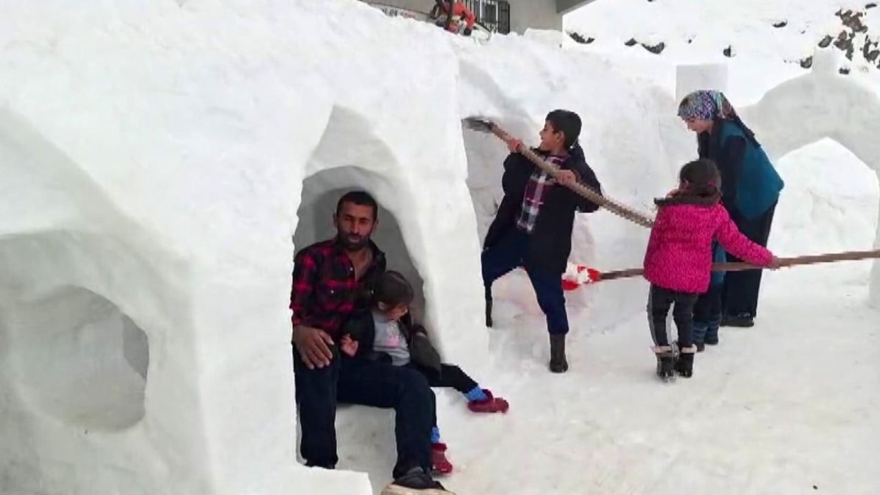 Çelikhan'ın Korucak Köyü'nde kardan oyun alanı ve evler yapıldı
