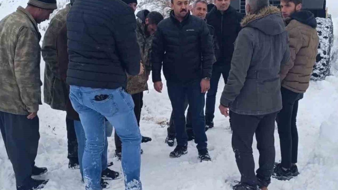 Çelikhan Kaymakamı Özgür Pelvan, Fatih Köyü yol açma çalışmalarını yerinde inceledi