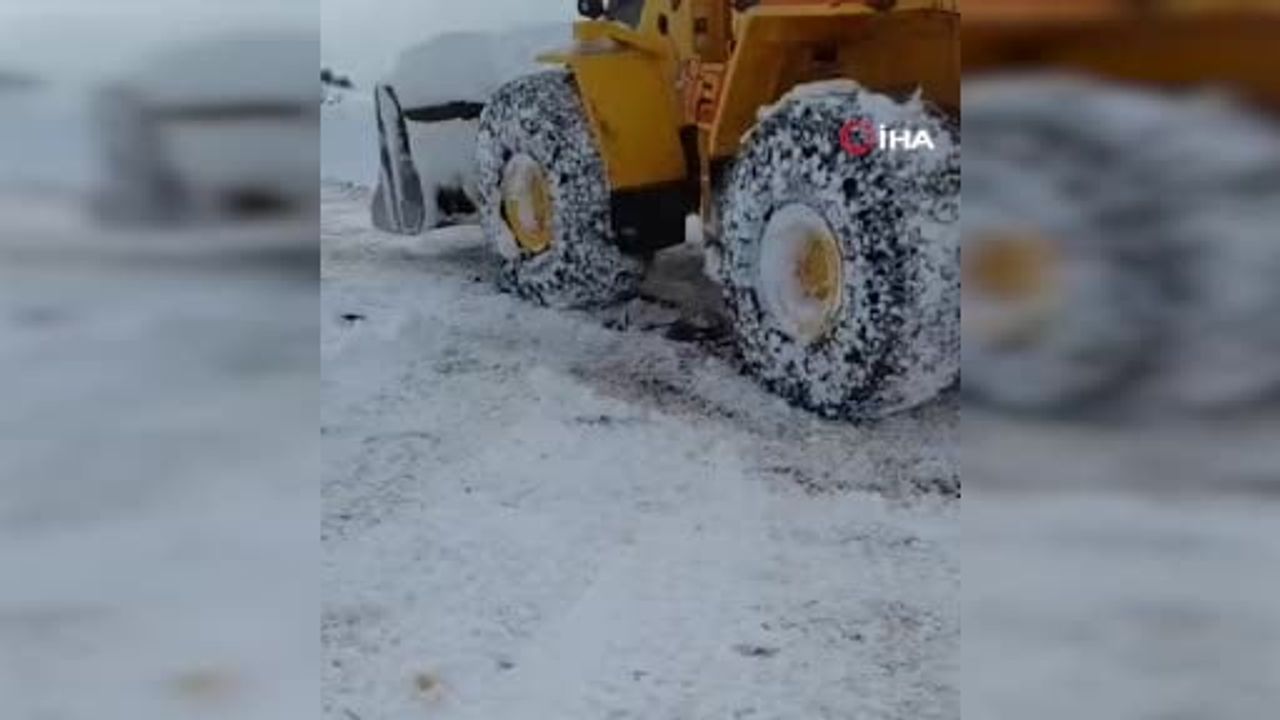 Çemişgezek’te köy yollarını açan ekiplere vatandaşın teşekkür anı: "Kurban olurum size"