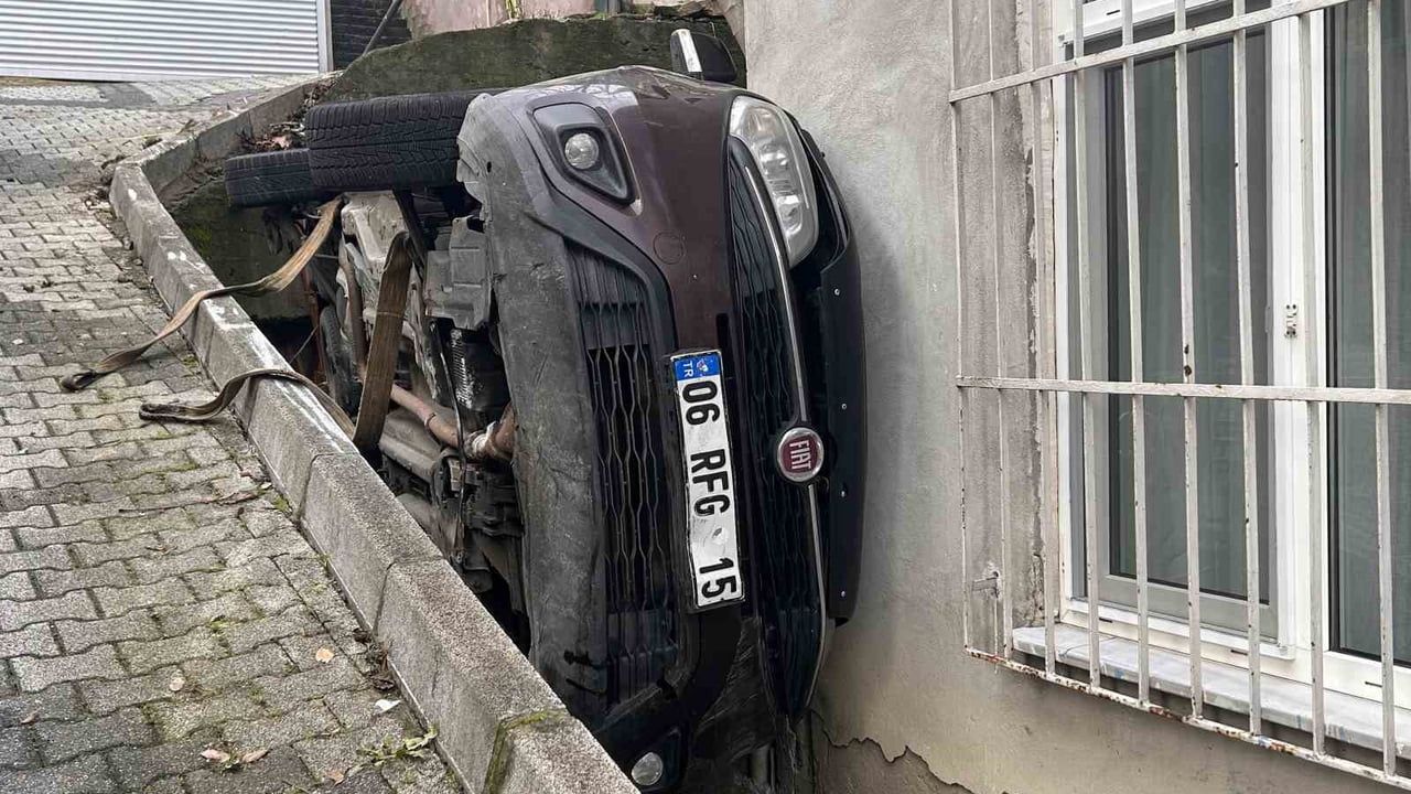 Çengelköy'de vitesi boşta kalan hafif ticari araç evin bahçesine düştü