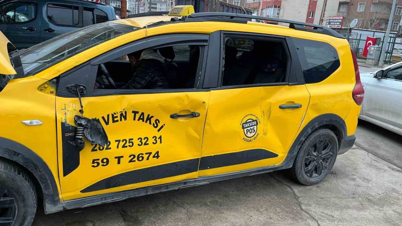 Çerkezköy'de servisteki taksi liftten düşerek hasar gördü