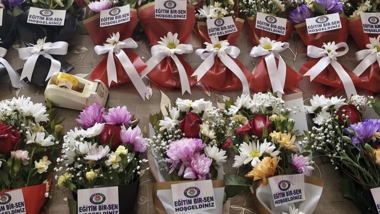 Çermik'te atanan 46 öğretmene çiçekli karşılama