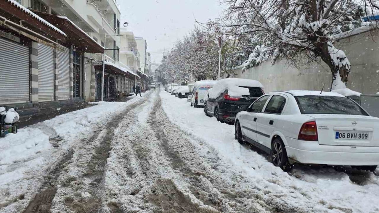 Çermik'te kar nedeniyle Ergani, Çüngüş ve Siverek bağlantısı kesildi