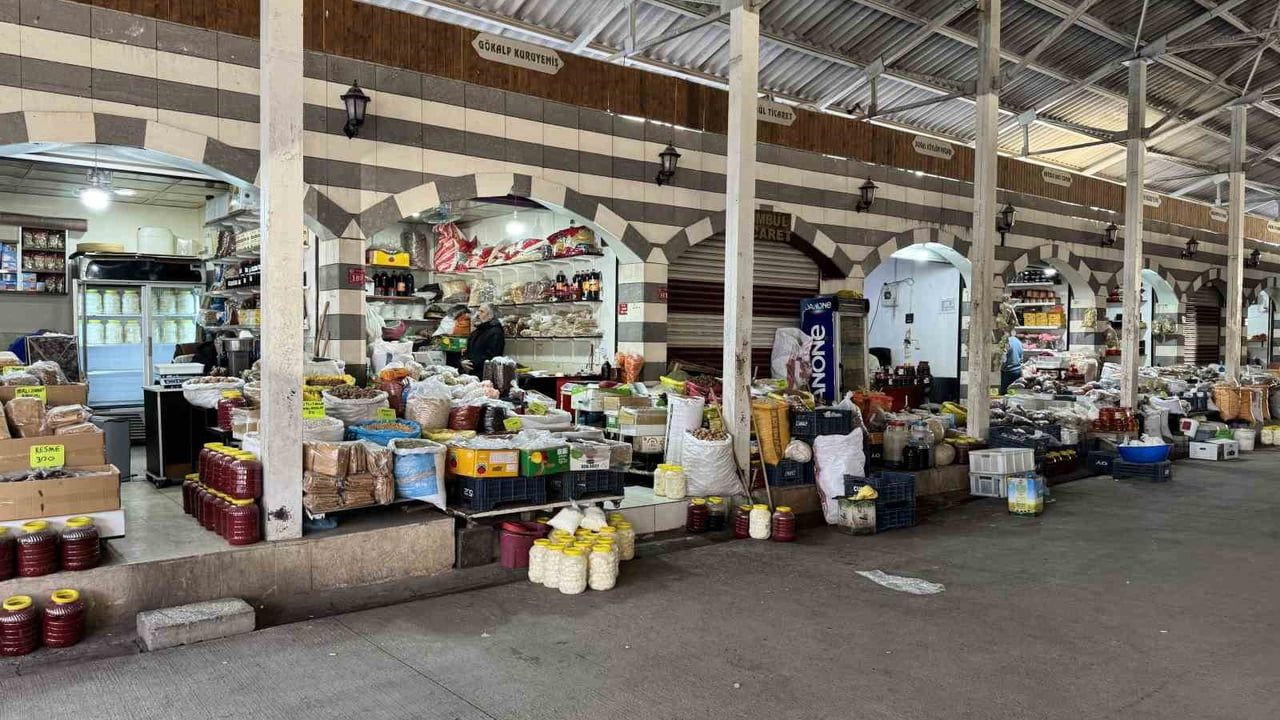 Çermik'te kar yağışı kuruyemiş talebini artırdı: Organik pazar yoğun ilgi görüyor