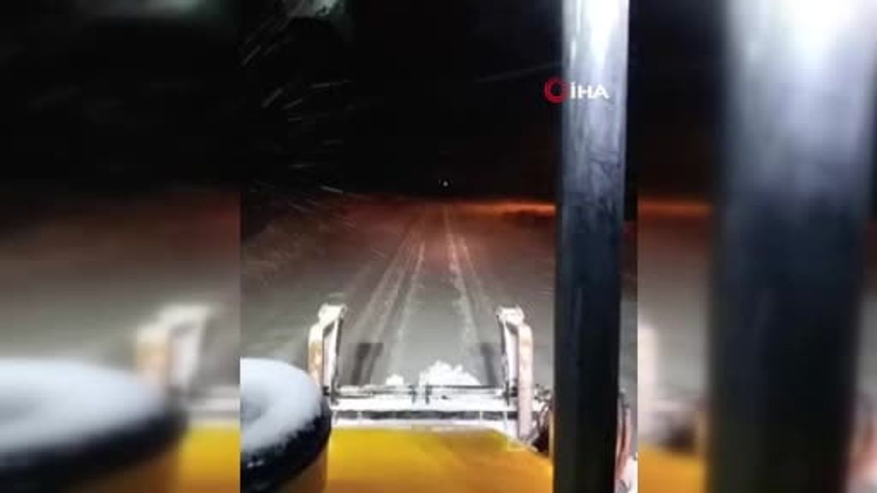 Çermik'te karda mahsur kalan ambulans belediye ekiplerince kurtarıldı