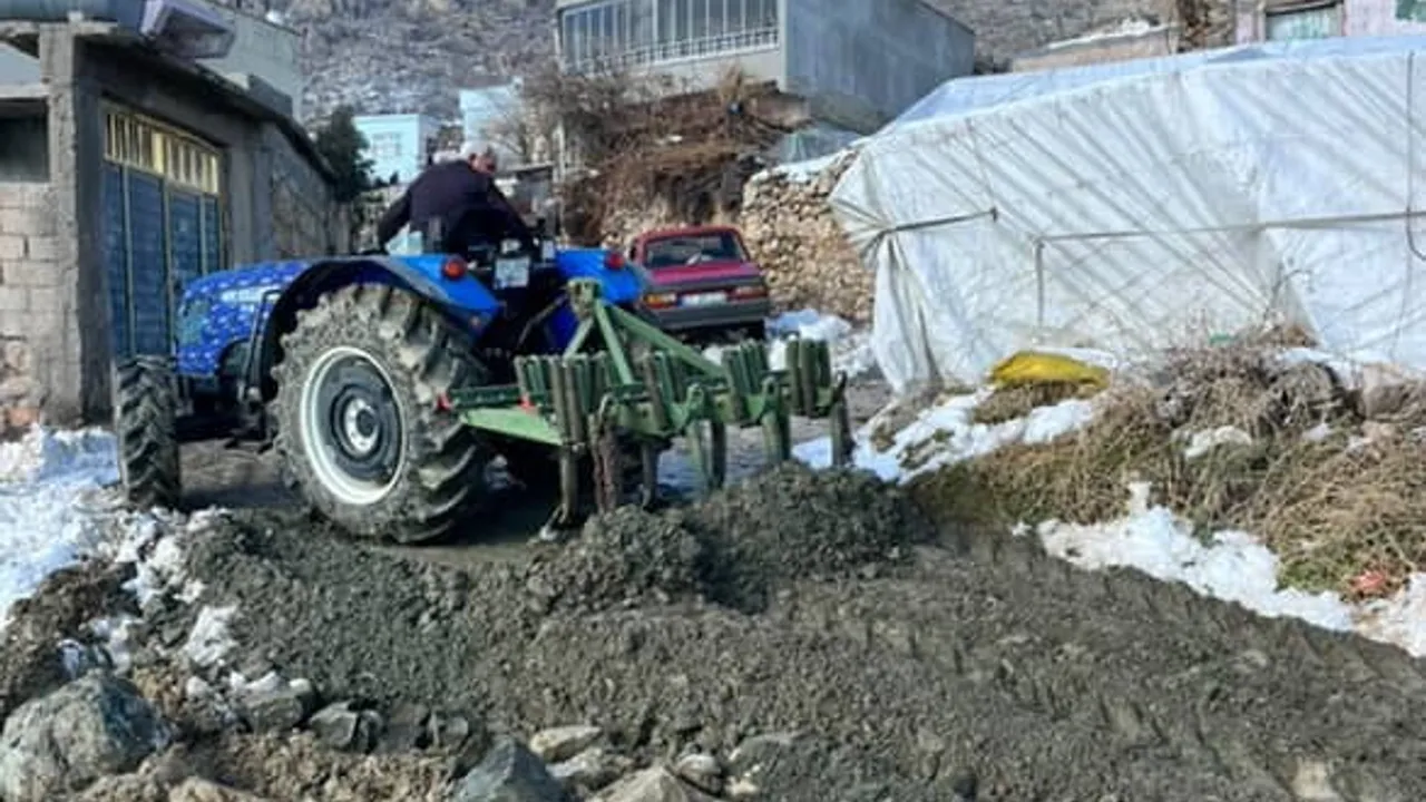 Çermik'te Köksal ve Bahçe Mahalleleri Arasındaki Yarım Kalan Yol İmeceyle Onarıldı