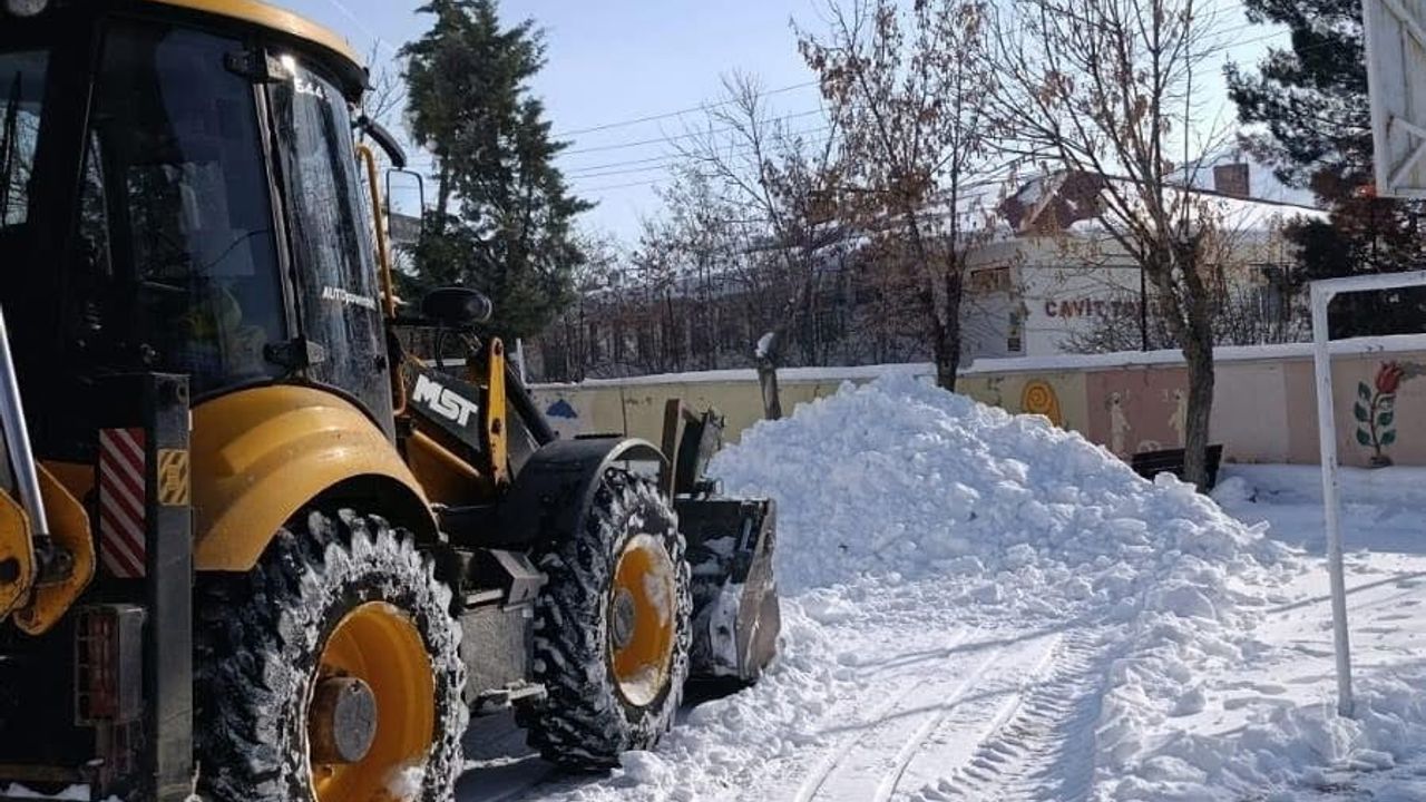 Çermik'te okullar kar temizliğiyle eğitime hazırlandı