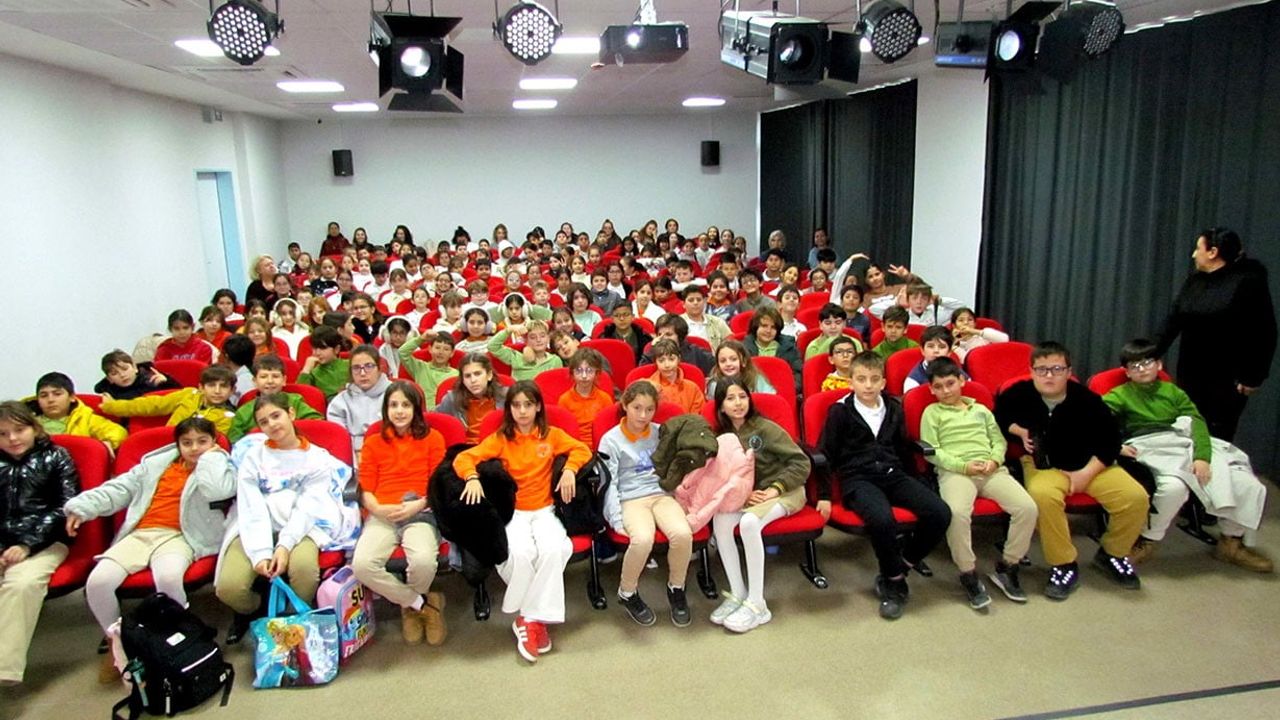 Çeşme'de 2-B öğrencileri velileriyle Gastronomi Atölyesi'nde Kayseri mantısı yaptı