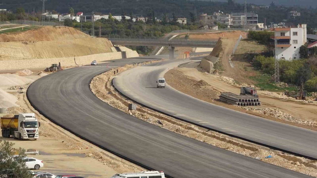 Çeşmeli-Kızkalesi Otoyolu yüzde 84 tamamlandı — Mersin ile Kızkalesi ulaşımı 18 dakikaya inecek
