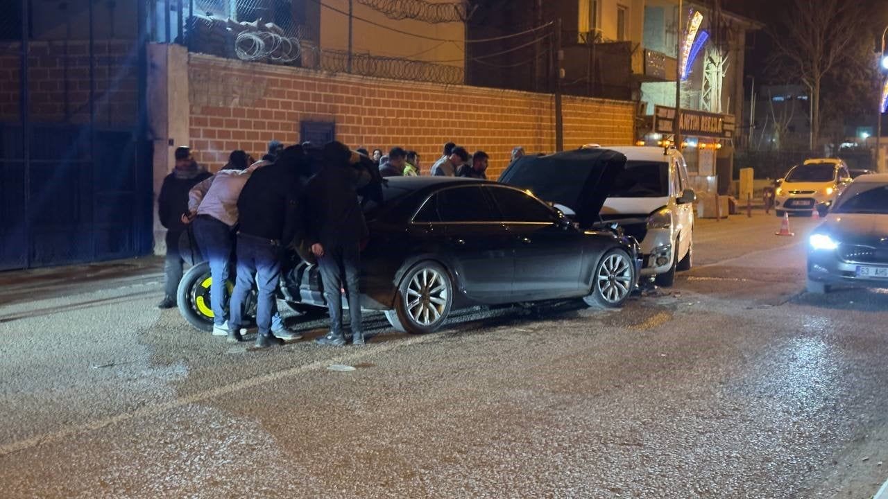 Ceylanpınar'da İki Araç Çarpıştı: Audi'nin Ağır Hasarı Dikkat Çekti