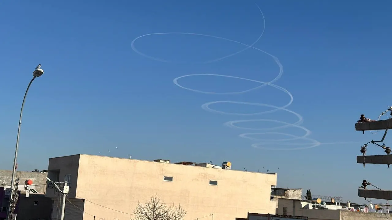 Ceylanpınar'da sınır hattında ilerleyen uçağın çizdiği dairesel izler merak uyandırdı