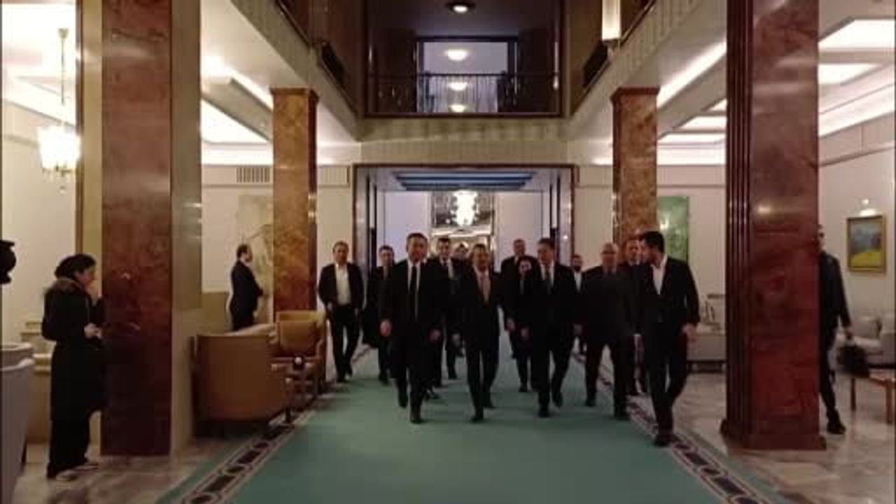 CHP Genel Başkanı Özgür Özel TBMM'de: Emekli Aylıkları Eylemini Ziyaret Etti