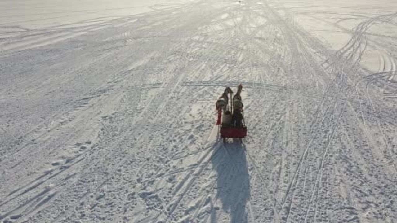 Çıldır Gölü'nde atlı kızak seferleri başladı
