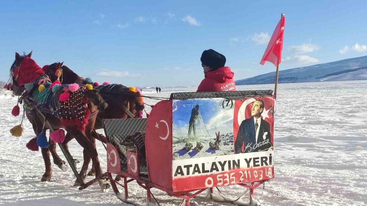 Çıldır Gölü'nde yüzey tamamen dondu, atlı kızak seferleri başladı