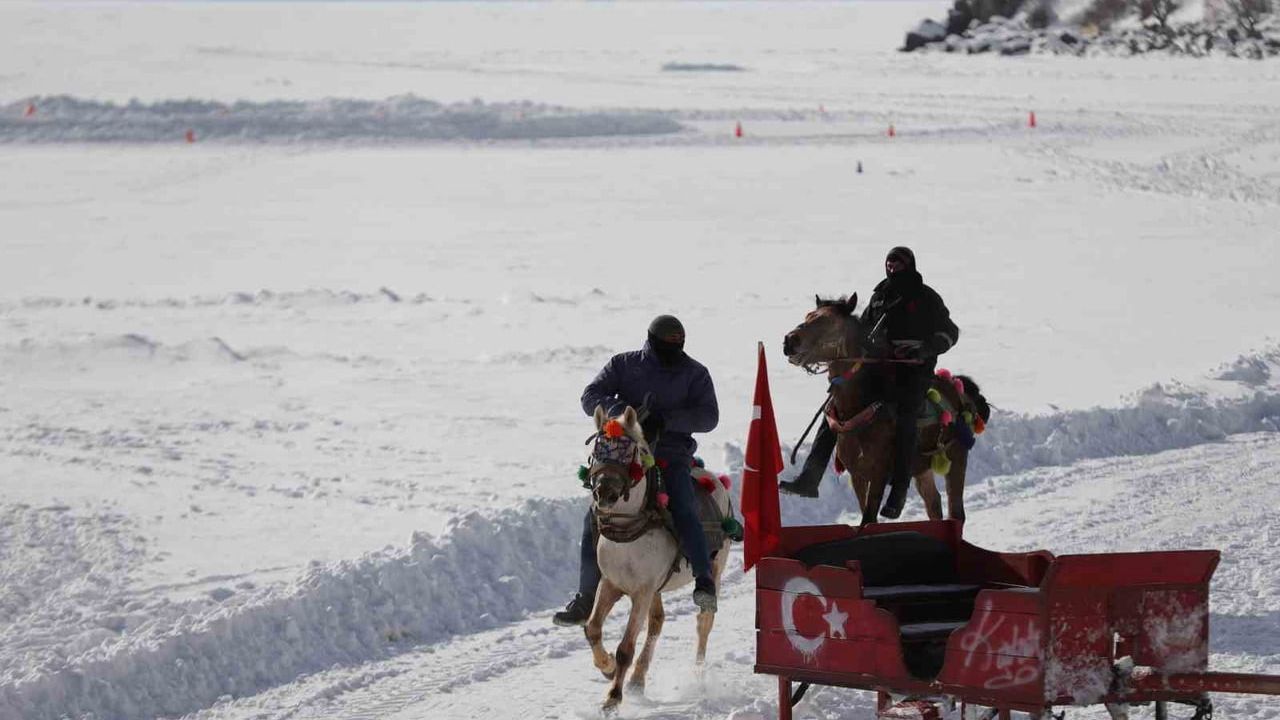 Çıldır Gölü yüzeyi 20 santimetre buzla turistleri ağırlıyor