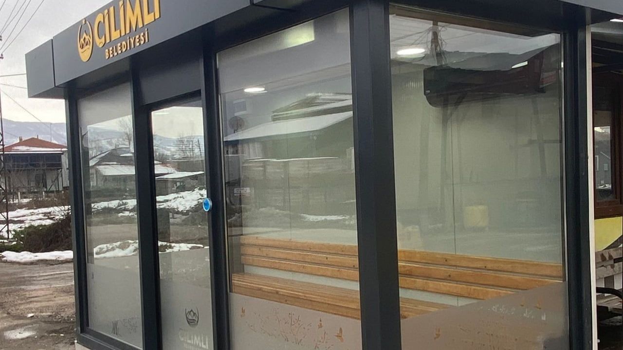 Çilimli’de belediye imkanlarıyla üretilen ilk akıllı durak Sapak mevkiinde hizmete girdi