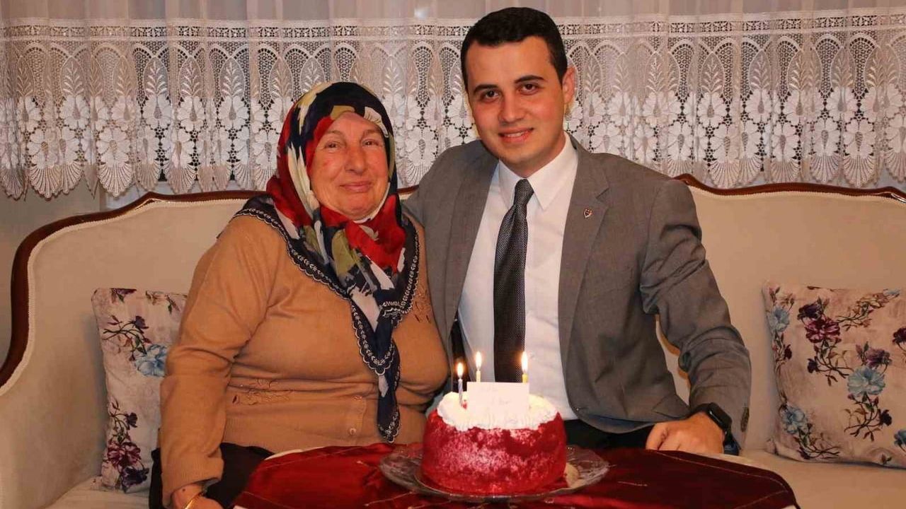 Çilimli Kaymakamı Furkan Alpay, Şehit Bülent Ünlü'nün Annesinin 70. Doğum Gününü Kutladı